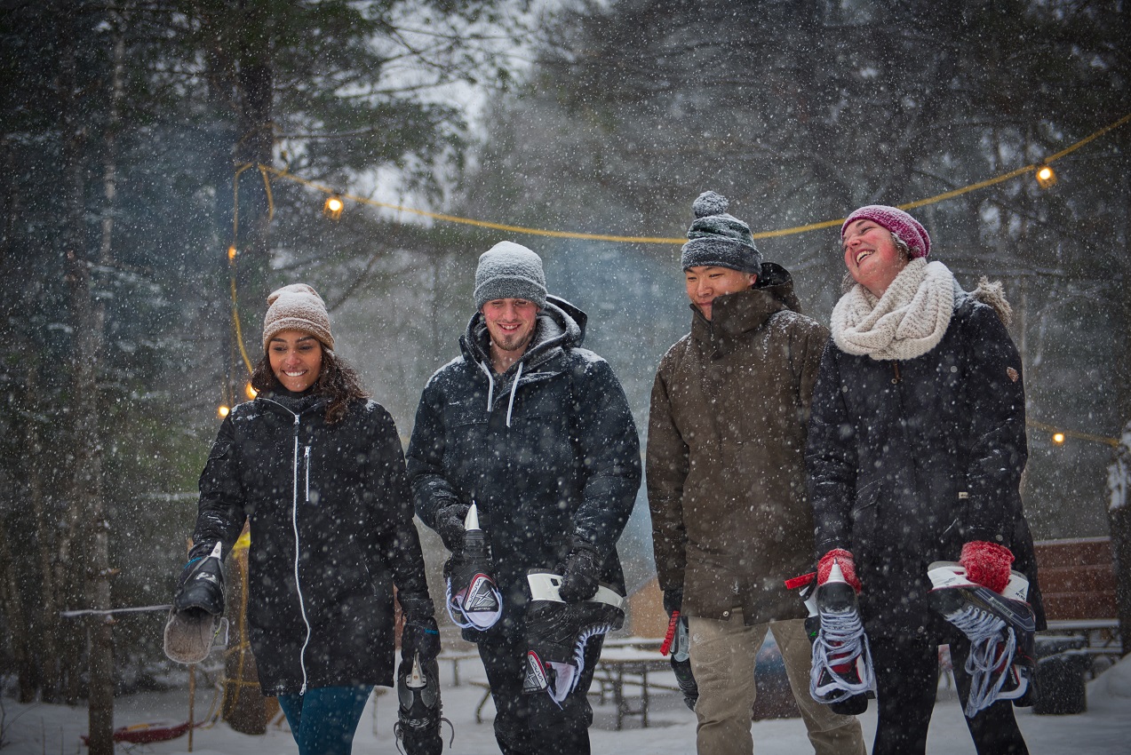 Quatre personnes avec des patins en riant à Arrowhead