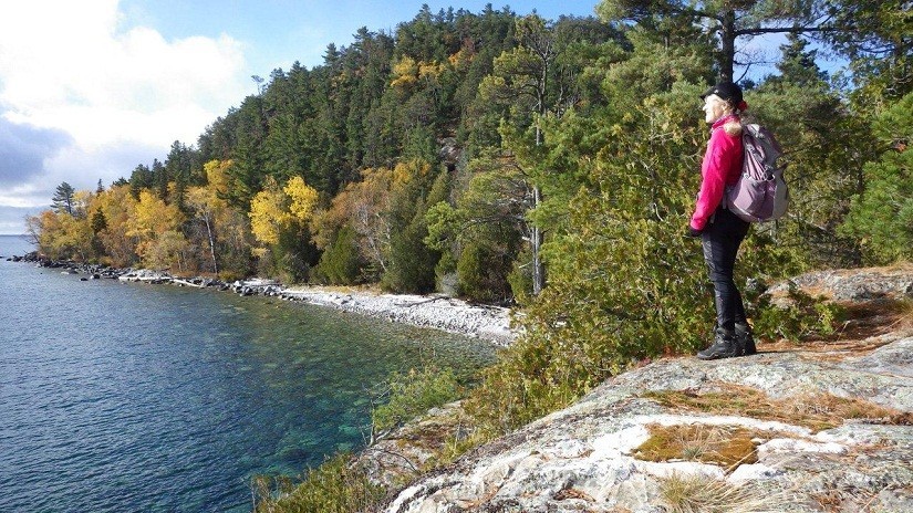 Faites une promenade dans la partie sauvage du sentier Coastal du parc provincial Lac Supérieur