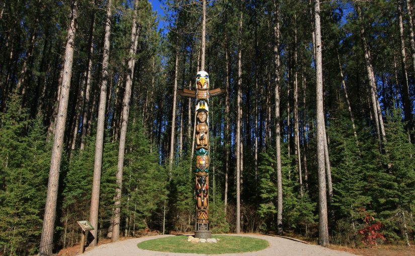 Mât totémique de paix et réconciliation dans le parc provincial Algonquin