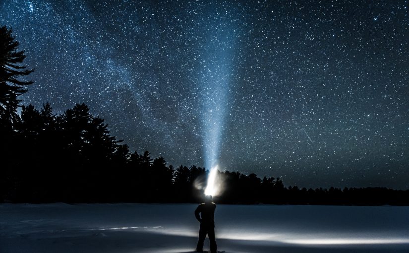 randonneur observant le ciel étoilé d’hiver