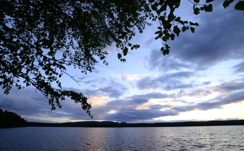 Vue du lac à Sleeping Giant, sous un ciel bleu partiellement ennuagé.