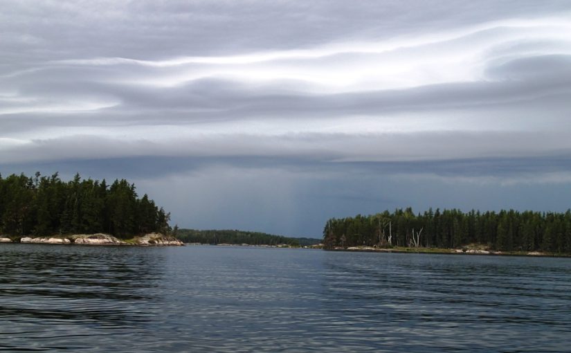 Un orage se prépare au-dessus d’un lac