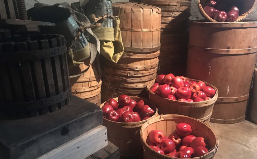 Trois paniers de pommes en avant d’autres matériels utilisés pour la moisson