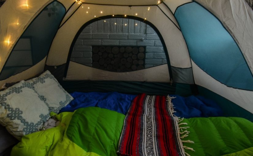 12 façons de faire du camping dans le confort de votre maison
