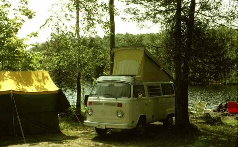 Photo ancienne d’une fourgonnette de camping sur un emplacement de camping