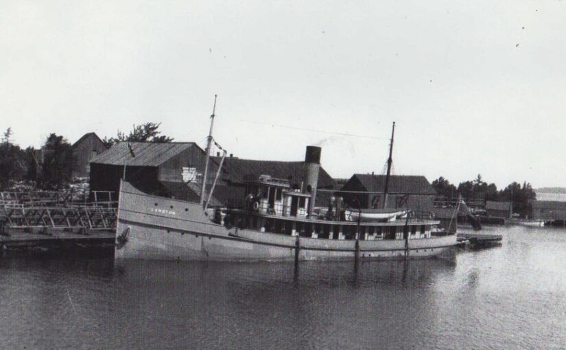 Photo ancienne d’un navire à un quai.